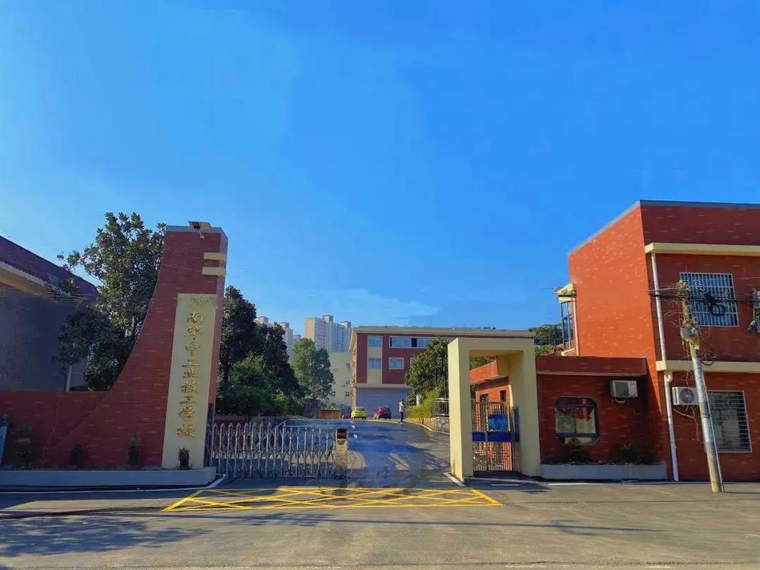 成都龙泉光华技工学校是公办吗_成都光华科技有限公司招聘信息-第1张图片-职教招生网 成都龙泉光华技工学校是公办吗_成都光华科技有限公司招聘信息-第1张图片-职教招生网